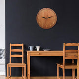 horloge murale en bois avec chiffre arabe dans la cuisine