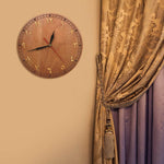 horloge murale bois chiffre arabe dans le salon