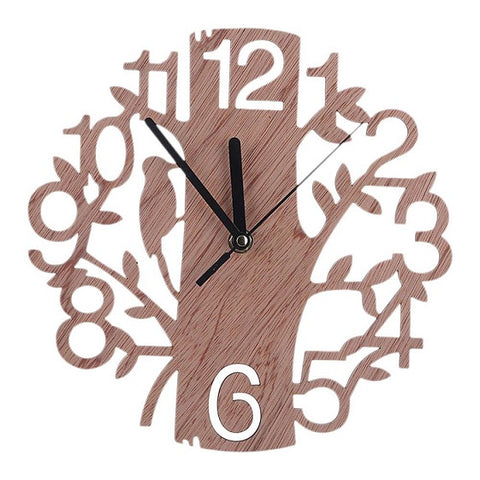 horloge murale en bois qui montre un pic vert sur un arbre