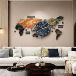 horloge murale design géante en forme de carte du monde multi-couleur colorée dans le salon