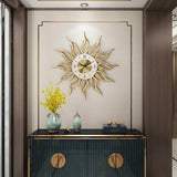 horloge murale design soleil sur le mur du salon