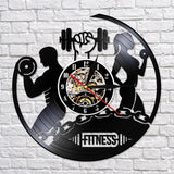 horloge murale design sport en vinyle sur le mur du gymn