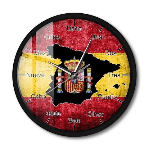 une horloge murale espagnole avec cadran, aiguilles grises et fond de cadran qui représente les couleurs de l'espagne