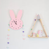 horloge murale lapin rose sur le mur d'une chambre