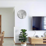 horloge murale originale avec effet miroir dans un salon