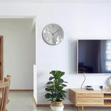 horloge murale originale avec effet miroir dans un salon