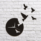 horloge murale au style originale avec des oiseaux volants sur le mur