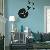 horloge murale au style originale avec des oiseaux volants dans le salon près du divan