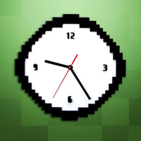 horloge murale originale pixel sur le mur arriere vert
