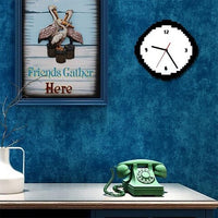 horloge murale originale pixel mise sur le mur du bureau