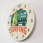une horloge murale orignale avec planche de surf pour surfeur reef et combi de voiture pour voyage à hawaii pour décoration murale