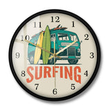 une horloge murale orignale avec planche de surf pour surfeur reef et combi de voiture pour voyage à hawaii décorative avec cadran noir