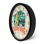 une horloge murale orignale avec planche de surf pour surfeur reef et combi de voiture pour voyage à hawaii avec vagues