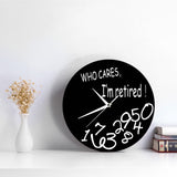 une horloge murale originale retraité avec cadran noir dans le salon