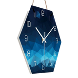 horloge murale scandinave hexagonale bleu avec chiffre blanc design