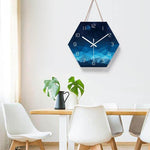 horloge murale scandinave hexagonale bleu  avec chiffres blanc dans salle a manger