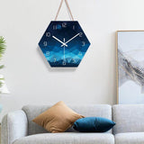 horloge murale scandinave hexagonale bleu avec chiffres blancs dans le salon