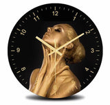 horloge murale scandinave noir et or femme doré