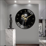 horloge murale scandinave noir et or dans un hall d'entrée
