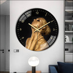 horloge murale scandinave noir et or décorative dans un salon