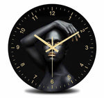 horloge murale scandinave noir et or femme africaine dorée avec son bras
