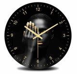 horloge murale scandinave noir et or femme africaine avec sa main décorative