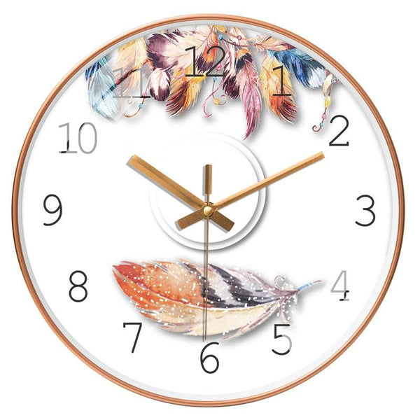 horloge murale scandinave avec une plume colorée