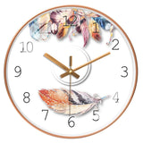 horloge murale scandinave avec une plume colorée