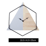 horloge murale scandinave triangulaire avec son diametre 33 cm x 35 cm