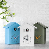 horloge coucou moderne avec quartz et pendule couleur blanche, vert et bleu