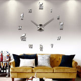 Horloge murale miroir chat avec chiffres romains en argenté. Son design décoratif 3D autocollant apporte une touche élégante au mur du salon, au-dessus d’un canapé ou d’un fauteuil.