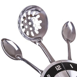 zoom sur la cuillere et louche de l'Horloge murale cuisine vintage avec cadran noir et gris